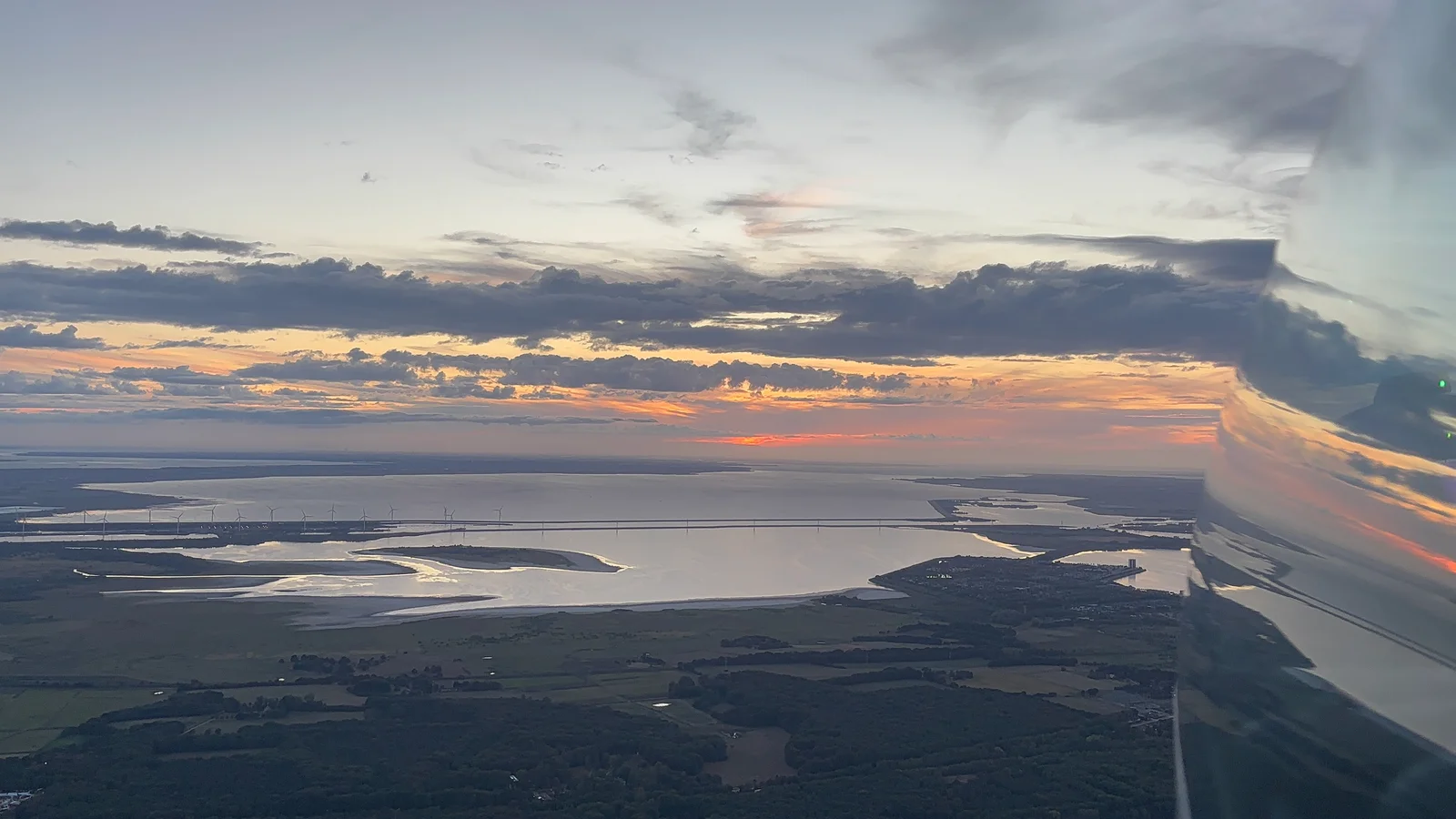 Zweefvliegtuig bij zonsondergang